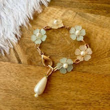 Load image into Gallery viewer, Elegant Floral Bracelet (Mixed Colors)
